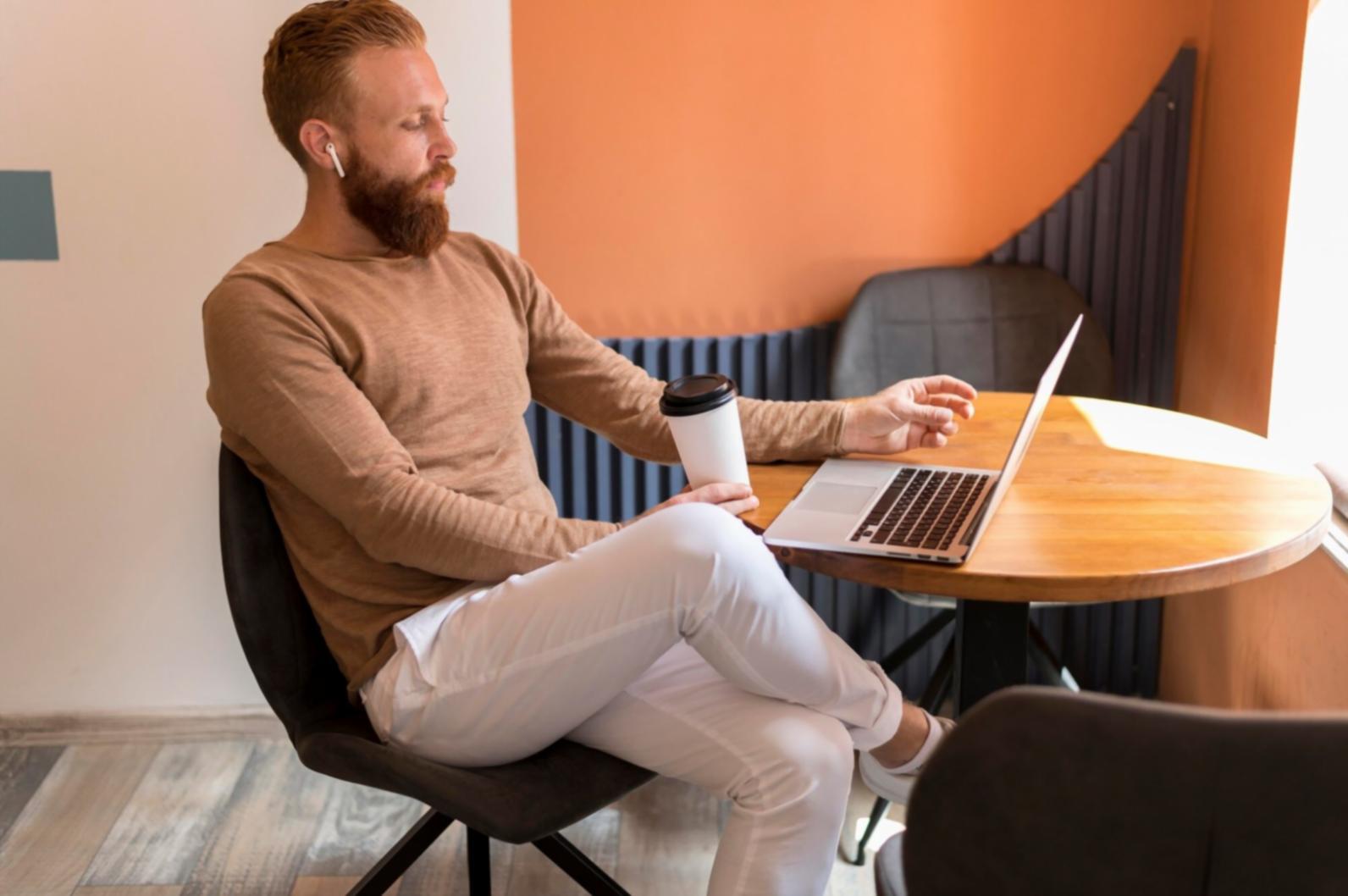 Profesionales analizando estrategias financieras para el crecimiento empresarial